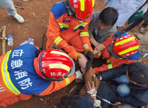 打地机刀片死死“咬”住男子小腿，血肉模糊...