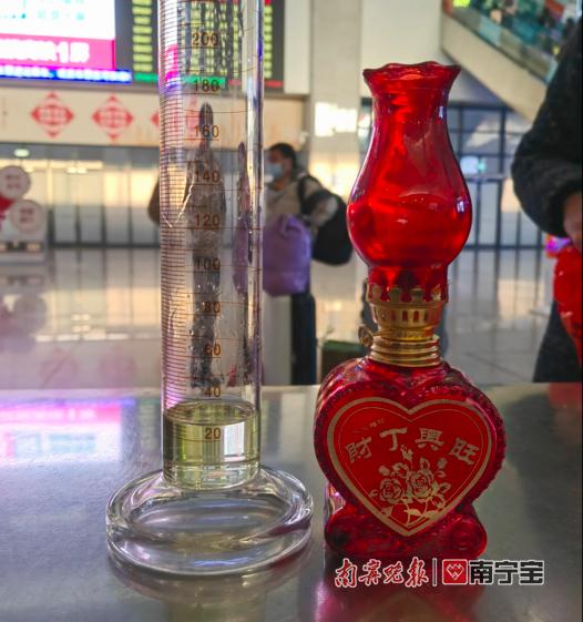 女子携带点燃的煤油灯欲进火车站乘车,原因让人无语 女子携带点燃的煤油灯欲进火车站乘车,原因让人无语