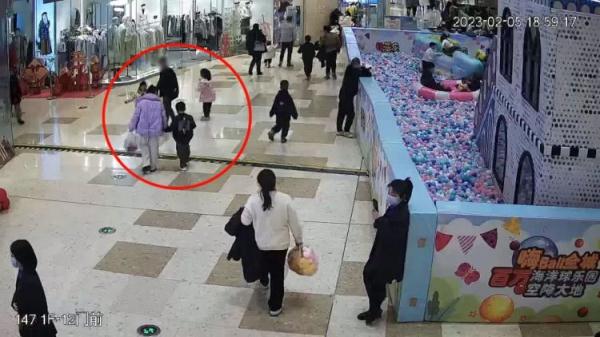 抓捕现场，民警收起手铐，一句话让嫌疑人放弃抵抗，落网后还连声感谢