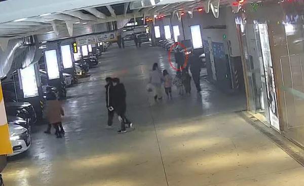 抓捕现场，民警收起手铐，一句话让嫌疑人放弃抵抗，落网后还连声感谢