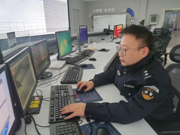 双手插兜，伸手一撂...浙江街头这一幕真帅！