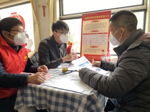 “下车门，进厂门”——一场列车上的招聘会见闻