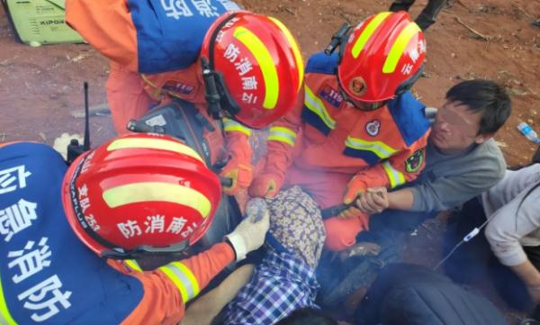 打地机刀片死死“咬”住男子小腿，血肉模糊...
