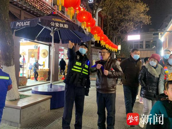 民警老钱执勤的最后一届灯会:看着人流涌动中的秩序井然才安心 民警老钱执勤的最后一届灯会:看着人流涌动中的秩序井然才安心