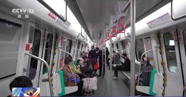 大人粗心弄丢孩子!民警化身暖心叔叔 帮助走失女童找到家人 大人粗心弄丢孩子!民警化身暖心叔叔 帮助走失女童找到家人