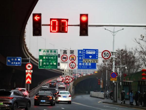 南京红绿灯特别大？是的！“大”有温度