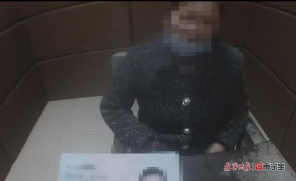 女子携带点燃的煤油灯欲进火车站乘车,原因让人无语 女子携带点燃的煤油灯欲进火车站乘车,原因让人无语