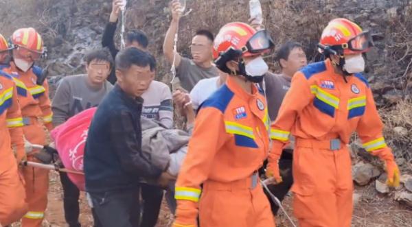 打地机刀片死死“咬”住男子小腿，血肉模糊...
