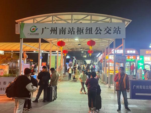 广州南站周边黑车猖獗！有司机当街“一口价”拉客，记者暗访→