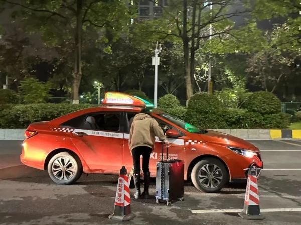 广州南站周边黑车猖獗！有司机当街“一口价”拉客，记者暗访→