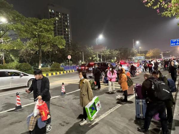 广州南站周边黑车猖獗！有司机当街“一口价”拉客，记者暗访→