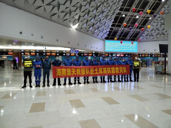 海南蓝天救援队员整装待发