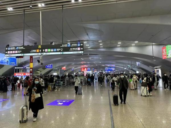 广州南站周边黑车猖獗！有司机当街“一口价”拉客，记者暗访→