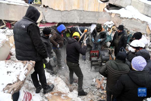 土耳其卡赫拉曼马拉什省：救援工作紧张进行