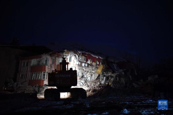 土耳其卡赫拉曼马拉什省：救援工作紧张进行