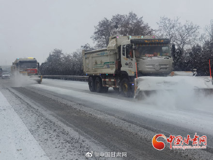 兰州地区迎来降雪 环兰高速除雪保畅
