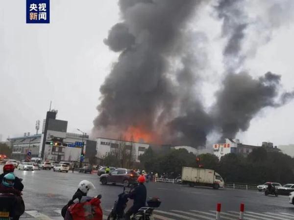 清晨!一仓库突发大火!附近就是加油站… 清晨!一仓库突发大火!附近就是加油站…