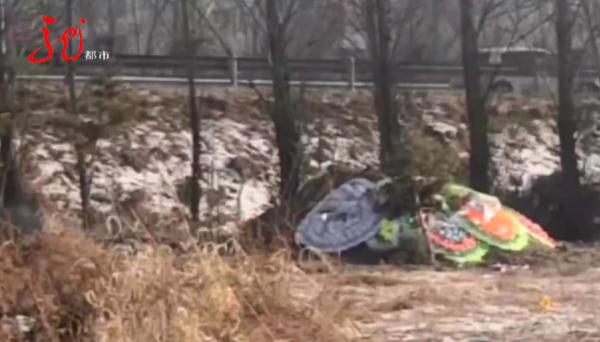 死者是谁？哈尔滨这一小区附近，竟然出现坟墓、花圈！