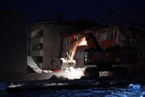 土耳其卡赫拉曼马拉什省：救援工作紧张进行