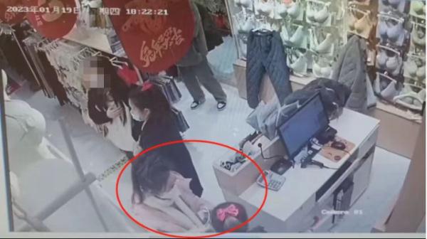 女子拿走新衣不给钱还拉黑店员?警方:已核实正劝说 女子拿走新衣不给钱还拉黑店员?警方:已核实正劝说