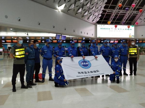 海南蓝天救援队员整装待发