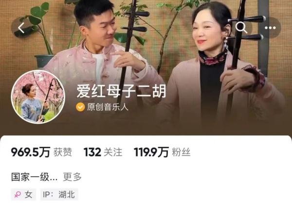 这对母子组合冲上热搜！一个眼神都懂了......