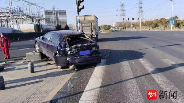 为避让前车强行变道，小轿车“三厢”被撞成“两厢”