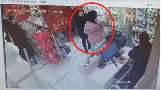 女子拿走新衣不给钱还拉黑店员?警方:已核实正劝说 女子拿走新衣不给钱还拉黑店员?警方:已核实正劝说