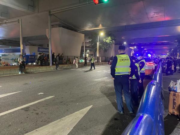 广州南站周边黑车猖獗！有司机当街“一口价”拉客，记者暗访→