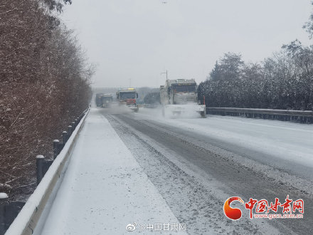 兰州地区迎来降雪 环兰高速除雪保畅