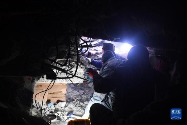 土耳其卡赫拉曼马拉什省：救援工作紧张进行