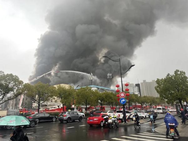 清晨!一仓库突发大火!附近就是加油站… 清晨!一仓库突发大火!附近就是加油站…