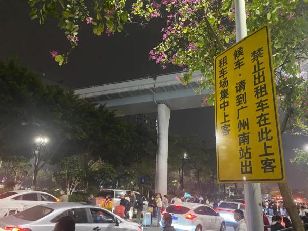 广州南站周边黑车猖獗！有司机当街“一口价”拉客，记者暗访→