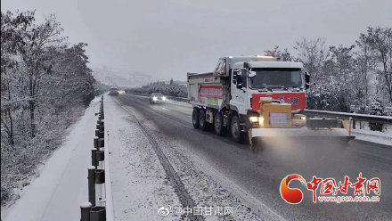 兰州地区迎来降雪 环兰高速除雪保畅