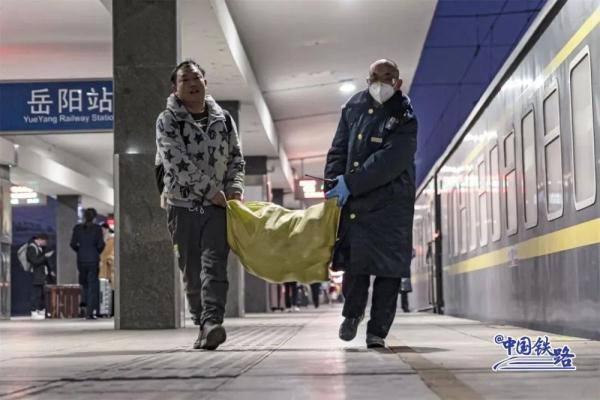 过节长胖的原因,在火车站找到了! 过节长胖的原因,在火车站找到了!