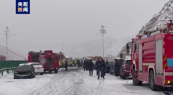甘肃兰州因降雪致一起多车相撞事故  部分车辆起火