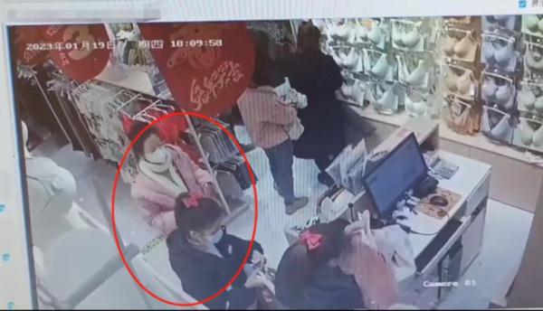 女子拿走新衣不给钱还拉黑店员?警方:已核实正劝说 女子拿走新衣不给钱还拉黑店员?警方:已核实正劝说