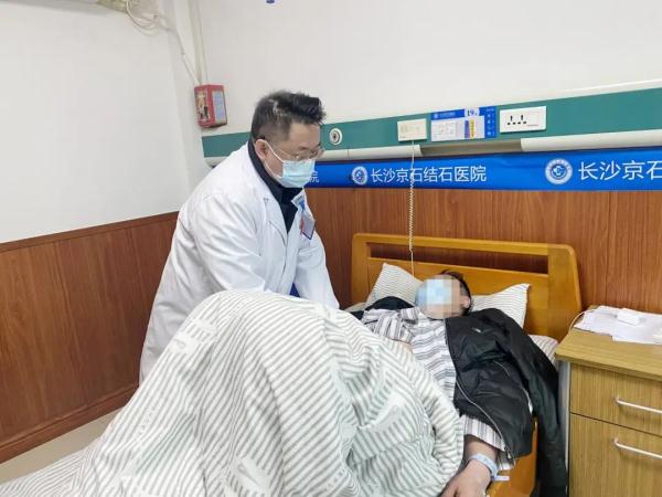肉食爱好者天天吃肉不停歇，胆囊养出近20颗“小金豆”