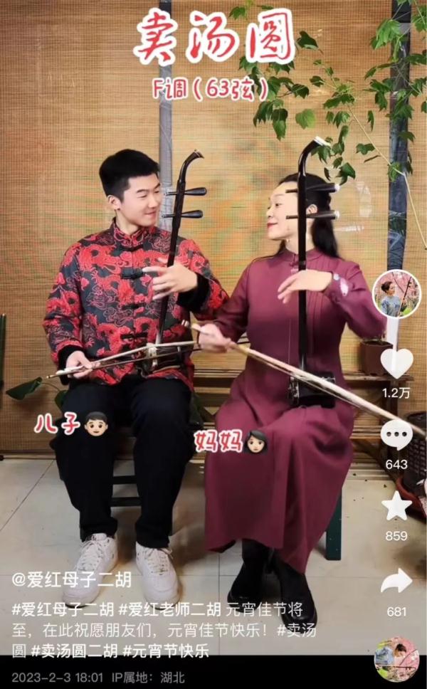 这对母子组合冲上热搜！一个眼神都懂了......