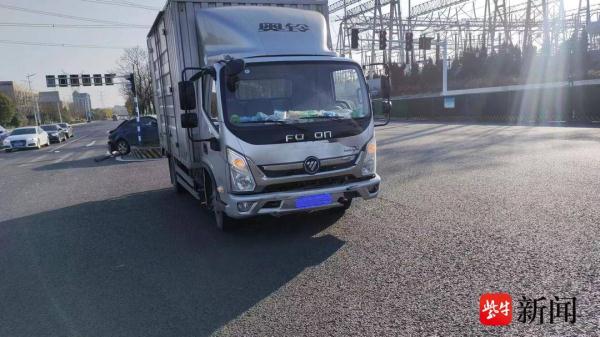 为避让前车强行变道，小轿车“三厢”被撞成“两厢”