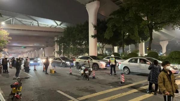 广州南站周边黑车猖獗！有司机当街“一口价”拉客，记者暗访→