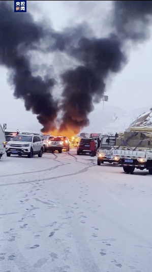 甘肃兰州因降雪致一起多车相撞事故  部分车辆起火
