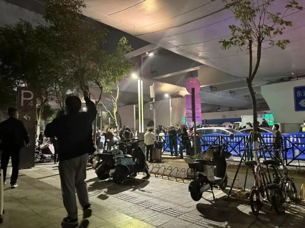 广州南站周边黑车猖獗！有司机当街“一口价”拉客，记者暗访→