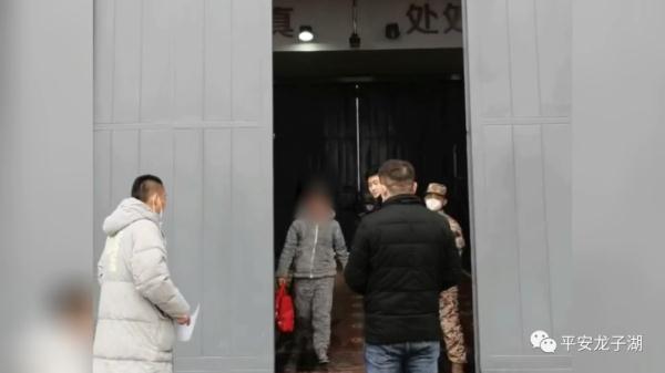 刚出监狱大门,他又被警方抓走!网友:无缝衔接 刚出监狱大门,他又被警方抓走!网友:无缝衔接