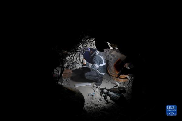 土耳其卡赫拉曼马拉什省：救援工作紧张进行