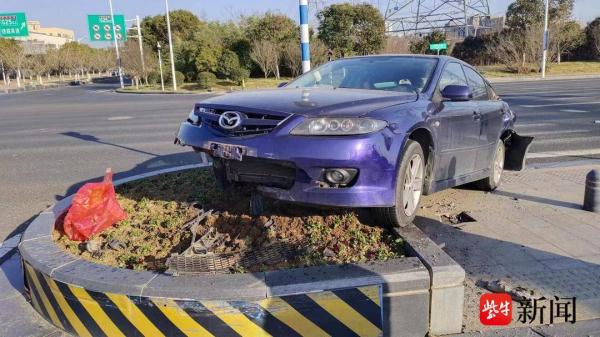 为避让前车强行变道，小轿车“三厢”被撞成“两厢”