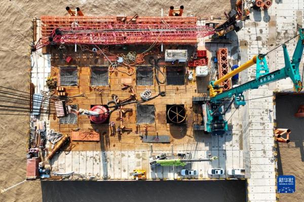 甬舟铁路西堠门大桥首根钢护筒成功打设