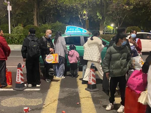 广州南站周边黑车猖獗！有司机当街“一口价”拉客，记者暗访→