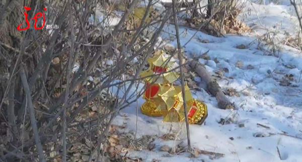 死者是谁？哈尔滨这一小区附近，竟然出现坟墓、花圈！