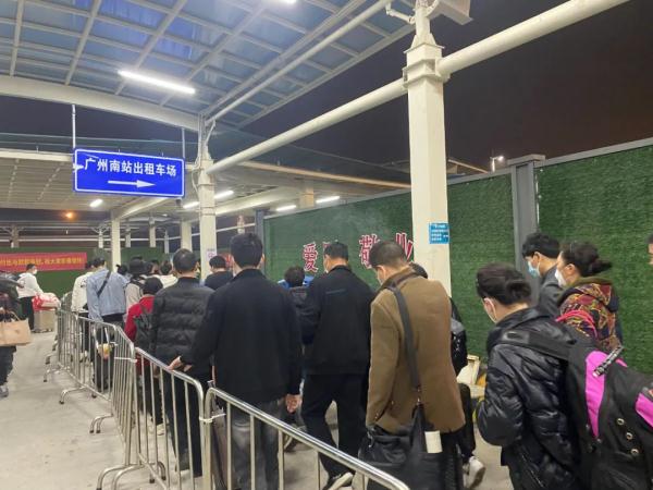 广州南站周边黑车猖獗！有司机当街“一口价”拉客，记者暗访→